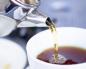 Jaki rodzaj białej piany tworzy się podczas parzenia herbaty?